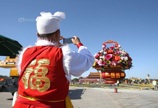 慶十一迎國(guó)慶，大型鋼結(jié)構(gòu)花籃亮相天安門廣場(chǎng)